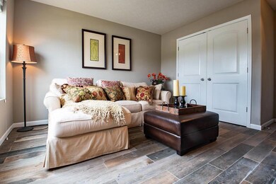 1st floor den, perfect to entertain