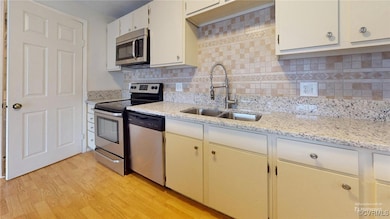 Kitchen with sink, stainless steel appliances, tas