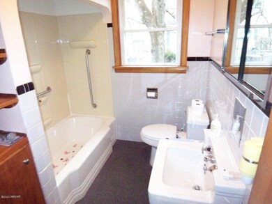 1st flr bath