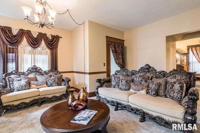 917 W Locust St, Davenport, IA 52804 - photo 2