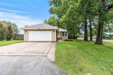 31-web-or-mls-104 E South, Nixa-28
