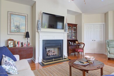 4169 Cambridge Cove Rd-large-004-10-Livi