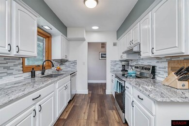 304 Woodshire Dr, Mankato, MN 56001 - photo 6