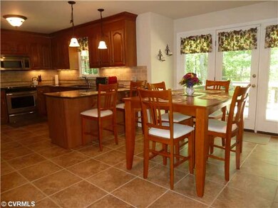 Breakfast Nook - Large eat-in area plus desk area 