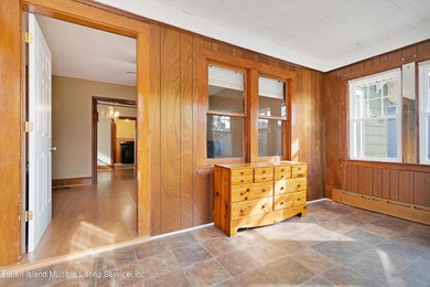 (4) Entry Foyer