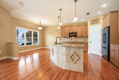 Kitchen/Eat-in kitchen