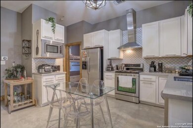 1542 N Alamo St unit 203, San Antonio, TX 78215 - photo 5