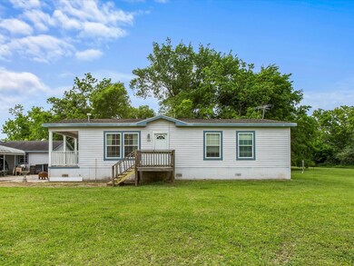 555 Avenue J, Alvin, TX 77511 - photo 2