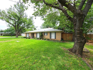 925 Bedford Ct W, Hurst, TX 76053 - photo 3