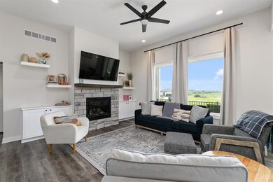 16404 Northpark Dr, Urbandale, IA 50323 - photo 4