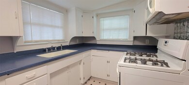 107 E Bell St, Alvin, TX 77511 - photo 4