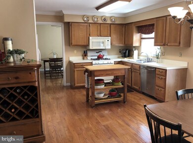 680 Highpointe Cir, Langhorne, PA 19047 - photo 5