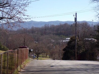 1404-1406 Stoneybrook Dr, Johnson City, TN 37601 - photo 3