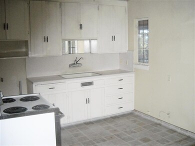 kitchen w/stove