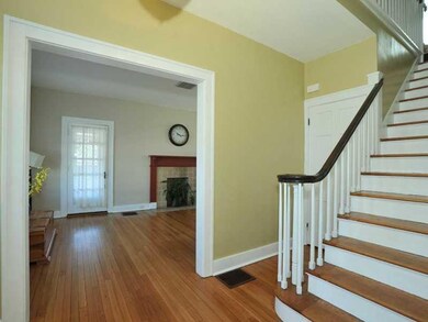 Entry/Foyer.