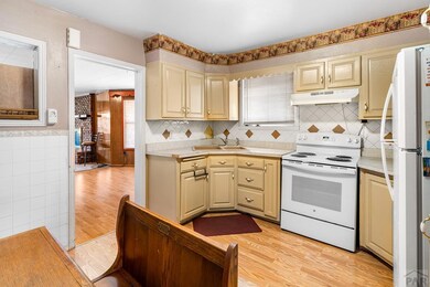 Kitchen w eat in area