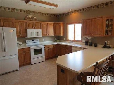 5330 Appleton Dr, Davenport, IA 52804 - photo 6
