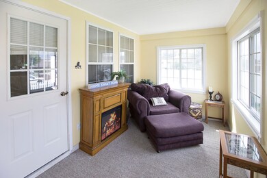 ENCLOSED PORCH<|><|>