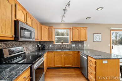 Kitchen w/ newer stainless steel appl