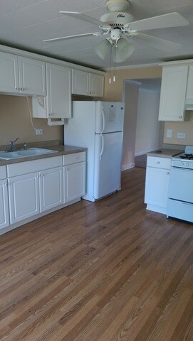 408 Blackhawk Ave, Carpentersville, IL 60110 - photo 2