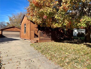 911 W 4th St S, Newton, IA 50208 - photo 2