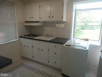 302 W Elkinton Ave, Chester, PA 19013 - photo 7