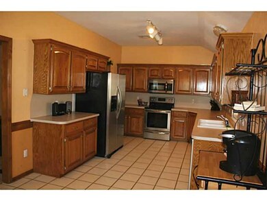 2124 NE 13th St, Moore, OK 73160 - photo 6