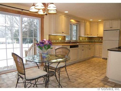 Kitchen Gorgeous kitchen with granite & solid surf