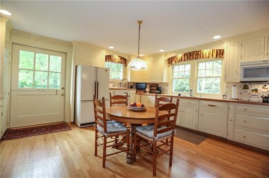 Beautiful country Kitchen with Dutch door