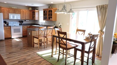 Large kitchen/Dining