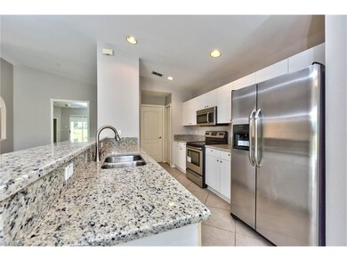 Kitchen & Breakfast Bar