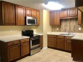 Beautiful kitchen with lots of counterspace and st