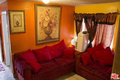 Back Unit Living Room