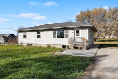809 Iowa St, Center Point, IA 52213 - photo 2