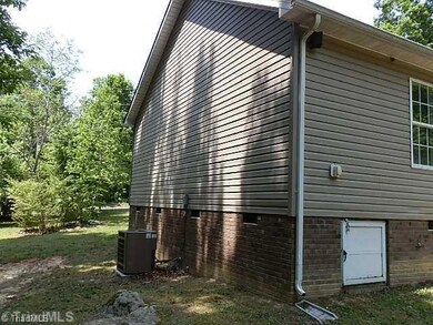 2127 Sunbeam Ct, Asheboro, NC 27205 - photo 4