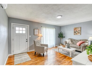 Living Room/Entrance