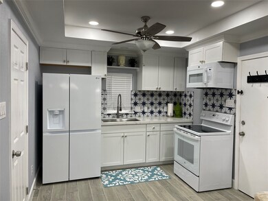 503 S Jack St unit B, Alvin, TX 77511 - photo 6