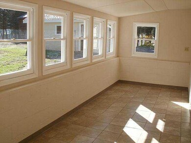 Porch - Enclosed Bright sun room off from the kitc