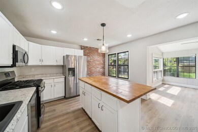 304 SE 4th St, Pryor, OK 74361 - photo 3