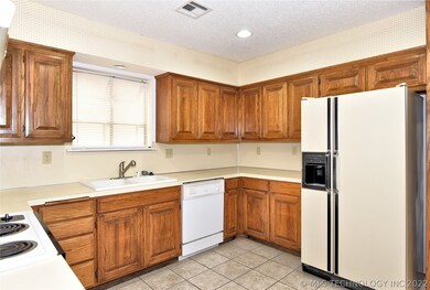 3808 S Oak Ave, Broken Arrow, OK 74011 - photo 2