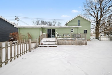 621 Lockwood St, Chesaning, MI 48616 - photo 2