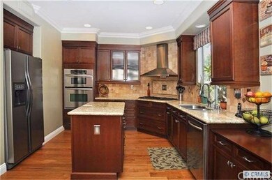 Gourmet Center Island Kitchen with Gorgeous Slab G