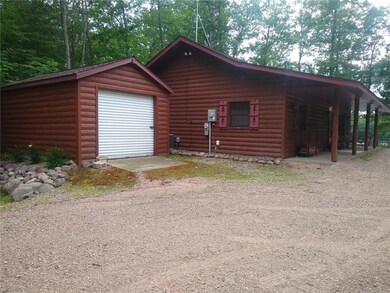Great Cabin feel w/the 1/2 log siding