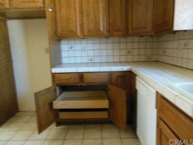 Pull-out drawers in kitchen cabinets
