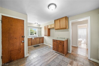 1369 Adelaide Ave SE, Warren, OH 44484 - photo 2