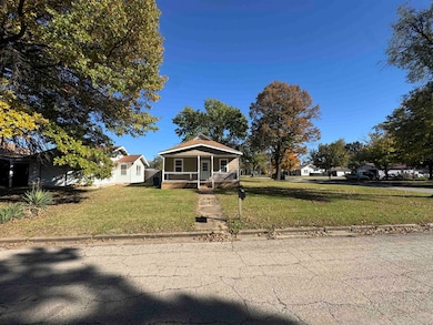 402 N Sycamore St, Eureka, KS 67045 - photo 3