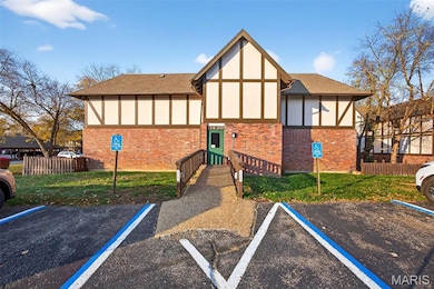 1430 Heritage Landing unit 201, Saint Charles, MO 63303 - photo 2