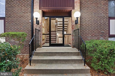 9713 Kings Crown Ct unit 1, Fairfax, VA 22031 - photo 2