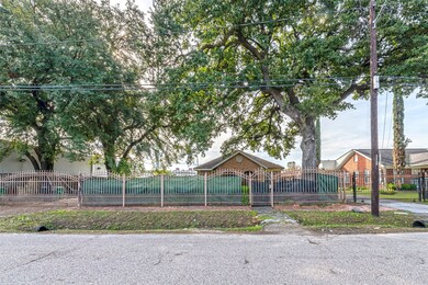 706 Reid St, Houston, TX 77022 - photo 2