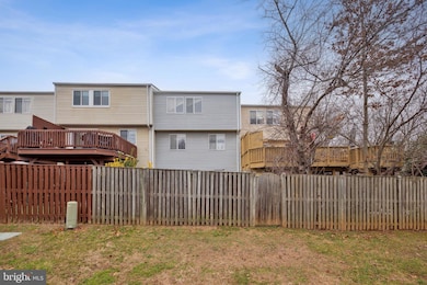 19105 Willow Spring Dr, Germantown, MD 20874 - photo 2